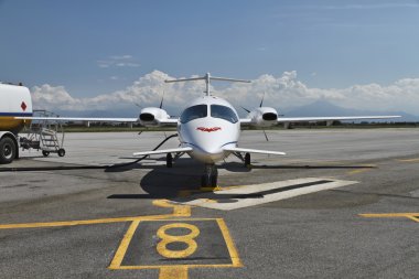 İtalya, Roma, Cuneo Havaalanı; 26 Temmuz 2010, küçük çift jet pistte - Editörden