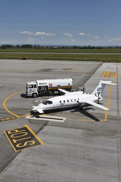 Italia, Roma, Aeropuerto de Cuneo; 26 Julio 2010, pequeño jet ejecutivo en la pista - EDITORIAL — Foto de Stock