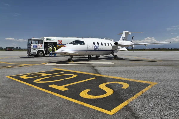 Italia, Roma, Aeroporto di Cuneo; 26 luglio 2010, piccolo jet esecutivo in pista - EDITORIALE — Foto Stock