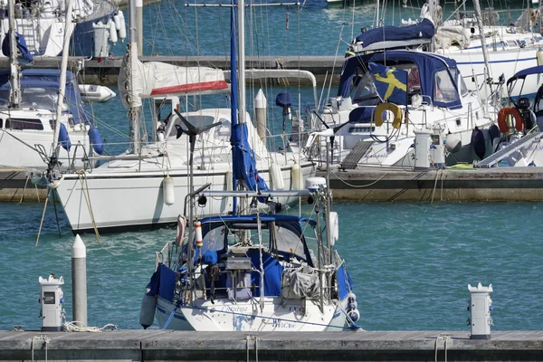 Италия, Сицилия, Средиземное море, Marina di Ragusa; 14 июня 2016, роскошные яхты в порту - EDITORIAL — стоковое фото