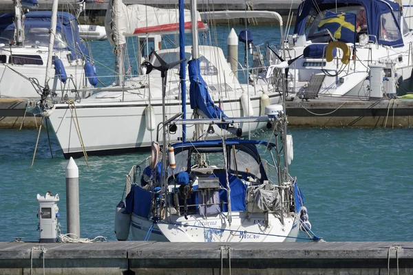 Włochy, Sycylia, Morze Śródziemne, Marina di Ragusa; 14 czerwca 2016, luksusowe jachty w porcie - Redakcja — Zdjęcie stockowe