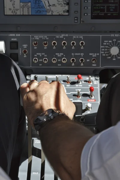Piloto en la cabina de un avión dando energía a los motores para el despegue — Foto de Stock