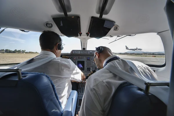 İtalya, Ciampino Havaalanı (Roma); 26 Temmuz 2010, pilotlar bir uçak kokpit içinde kalkışa - yazı işleri hazır. — Stok fotoğraf