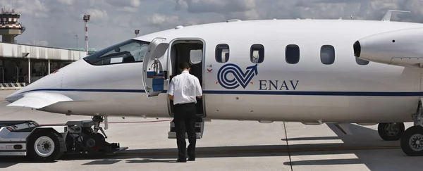 Italië, Rome, Ciampino luchthaven; 26 juli 2010, uitvoerende straal van de kleine op de baan - redactie — Stockfoto