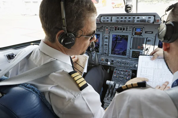 Itália, Aeroporto de Ciampino (Roma); 26 Julho 2010, pilotos verificando lá plano de voo no cockpit de um avião antes da decolagem - EDITORIAL — Fotografia de Stock