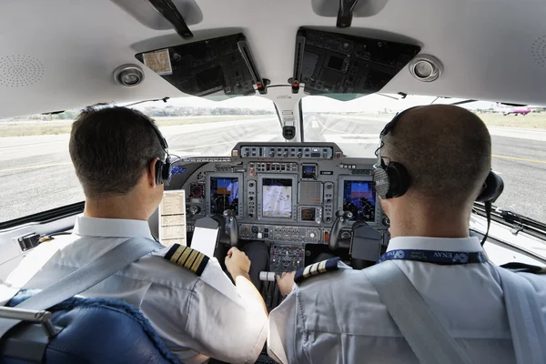 Італія, аеропорту Чампіно (Рим); 26 липня 2010, пілотів в кабіні літака, готові до зльоту - редакції — стокове фото
