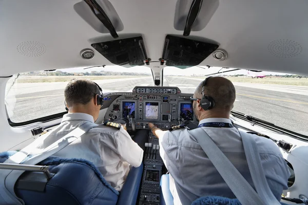 Itália, Ciampino Aeroporto (Roma); 26 Julho 2010, pilotos em cockpit de um avião pronto para decolagem - EDITORIAL — Fotografia de Stock