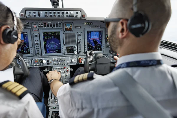 Italien; 26. Juli 2010, Piloten im Cockpit eines fliegenden Flugzeugs - Leitartikel — Stockfoto