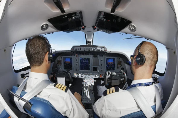 意大利;2010 年 7 月 26 日，飞行员在飞行的飞机驾驶舱-社论 — 图库照片