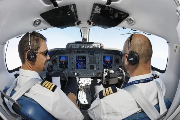 Italien; 26. Juli 2010, Piloten im Cockpit eines fliegenden Flugzeugs - Leitartikel — Stockfoto
