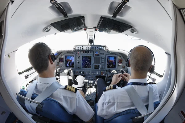Італія; 26 липня 2010, пілотів в кабіні літака Літаючий - редакції — стокове фото