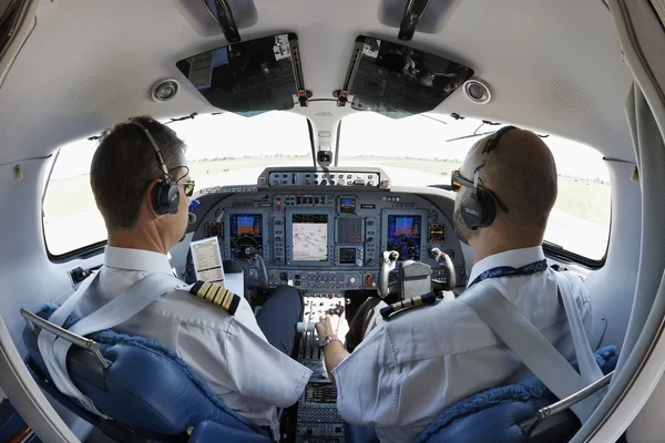 イタリア、チャンピーノ空港 (ローマ);2010 年 7 月 26 日、エグゼクティブ ジェットのコックピットにパイロットが離陸 - 社説の準備ができてください。 — ストック写真