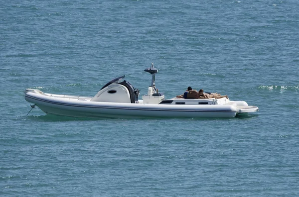 意大利, 西西里岛, 地中海, 人们放松和呼吁阳光在一个大橡皮艇 — 图库照片