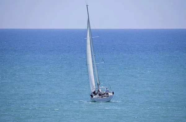 Itália, Sicília, Mar Mediterrâneo, Sicília Channel, pessoas em um barco à vela — Fotografia de Stock