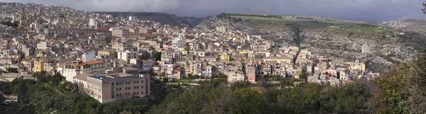 ИТАЛИЯ, Сицилия, Рагуза, фешенебельный вид на барочный город — стоковое фото