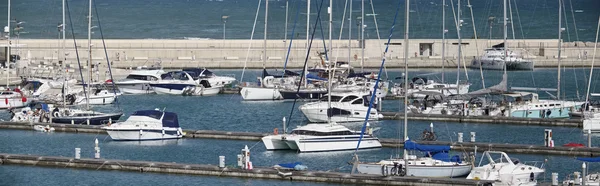 Italia, Sicilia, Mar Mediterráneo, Marina di Ragusa; 16 Junio 2016, barcos y yates de lujo en el puerto - EDITORIAL —  Fotos de Stock