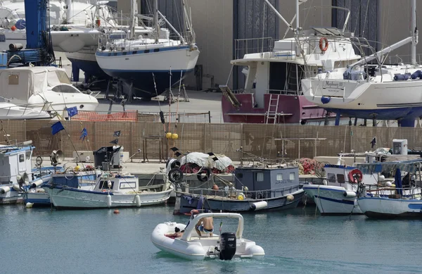 Италия, Сицилия, Средиземное море, Marina di Ragusa; 18 июня 2016, люди на резиновых лодках и деревянных рыбацких лодках и роскошных яхтах на берег в порту - РЕДАКЦИЯ — стоковое фото