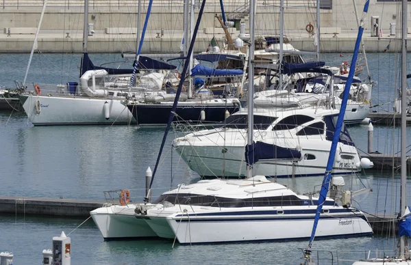 Италия, Сицилия, Средиземное море, Marina di Ragusa; 18 июня 2016, роскошные яхты в порту - EDITORIAL — стоковое фото