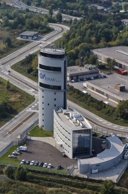 İtalya, Venedik; 14 Eylül 2011, Havaalanı uçuş kontrol kulesi - editoryal havadan görünümü