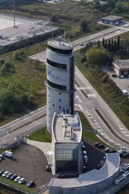 İtalya, Venedik; 14 Eylül 2011, Havaalanı uçuş kontrol kulesi - editoryal havadan görünümü