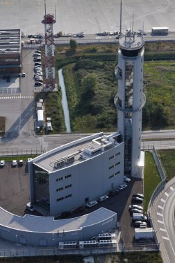 İtalya, Venedik; 14 Eylül 2011, Havaalanı uçuş kontrol kulesi - editoryal havadan görünümü