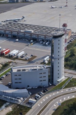 İtalya, Venedik; 14 Eylül 2011, Havaalanı uçuş kontrol kulesi - editoryal havadan görünümü