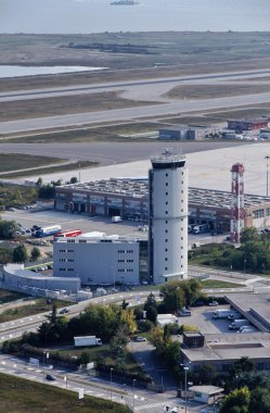 İtalya, Venedik; 14 Eylül 2011, Havaalanı uçuş kontrol kulesi - editoryal havadan görünümü