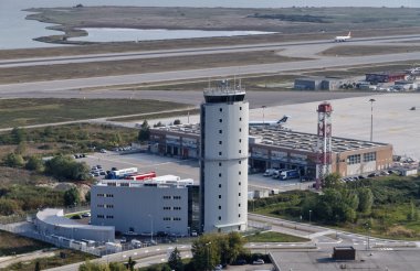 İtalya, Venedik; 14 Eylül 2011, Havaalanı uçuş kontrol kulesi - editoryal havadan görünümü