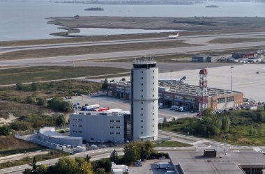 İtalya, Venedik; 14 Eylül 2011, Havaalanı uçuş kontrol kulesi - editoryal havadan görünümü