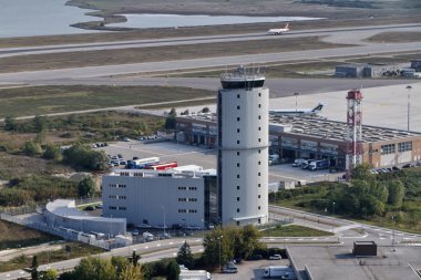 İtalya, Venedik; 14 Eylül 2011, Havaalanı uçuş kontrol kulesi - editoryal havadan görünümü