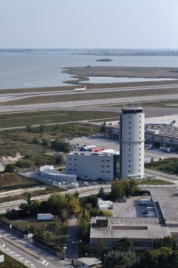 İtalya, Venedik; 14 Eylül 2011, Havaalanı uçuş kontrol kulesi - editoryal havadan görünümü