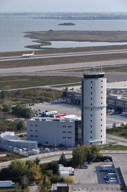 İtalya, Venedik; 14 Eylül 2011, Havaalanı uçuş kontrol kulesi - editoryal havadan görünümü