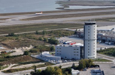 İtalya, Venedik; 14 Eylül 2011, Havaalanı uçuş kontrol kulesi - editoryal havadan görünümü