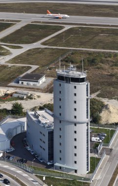 İtalya, Venedik; 14 Eylül 2011, Havaalanı uçuş kontrol kulesi - editoryal havadan görünümü