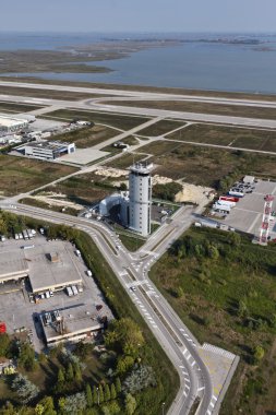 İtalya, Venedik; 14 Eylül 2011, Havaalanı uçuş kontrol kulesi - editoryal havadan görünümü