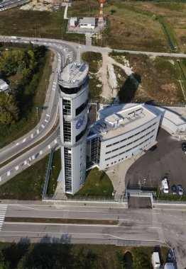 İtalya, Venedik; 14 Eylül 2011, Havaalanı uçuş kontrol kulesi - editoryal havadan görünümü