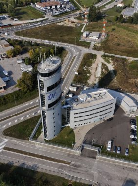 İtalya, Venedik; 14 Eylül 2011, Havaalanı uçuş kontrol kulesi - editoryal havadan görünümü