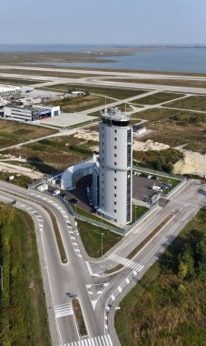 İtalya, Venedik; 14 Eylül 2011, Havaalanı uçuş kontrol kulesi - editoryal havadan görünümü