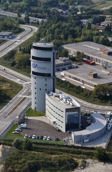 İtalya, Venedik; 14 Eylül 2011, Havaalanı uçuş kontrol kulesi - editoryal havadan görünümü