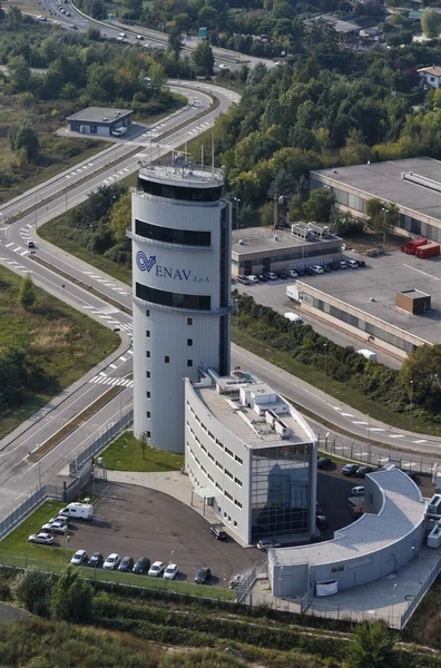 İtalya, Venedik; 14 Eylül 2011, Havaalanı uçuş kontrol kulesi - editoryal havadan görünümü