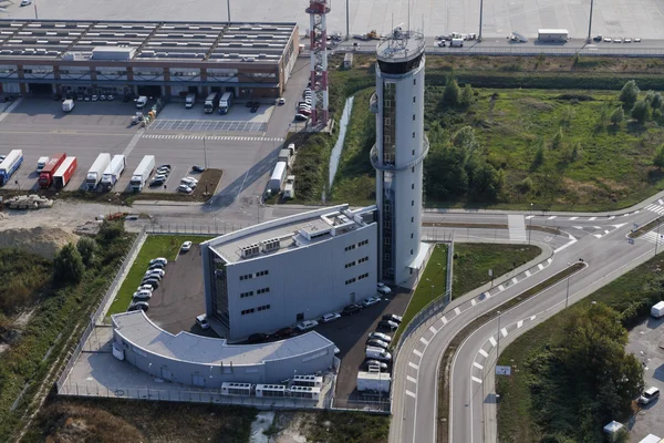 Италия, Венеция; 14 сентября 2011 г., вид с воздуха на диспетчерскую башню аэропорта - EDITORIAL — стоковое фото