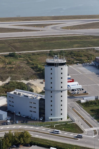 İtalya, Venedik; 14 Eylül 2011, Havaalanı uçuş kontrol kulesi - editoryal havadan görünümü