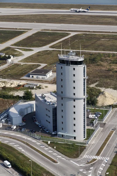 Italien, Venedig; 14. September 2011, Luftaufnahme des Flugkontrollturms des Flughafens - Leitartikel — Stockfoto