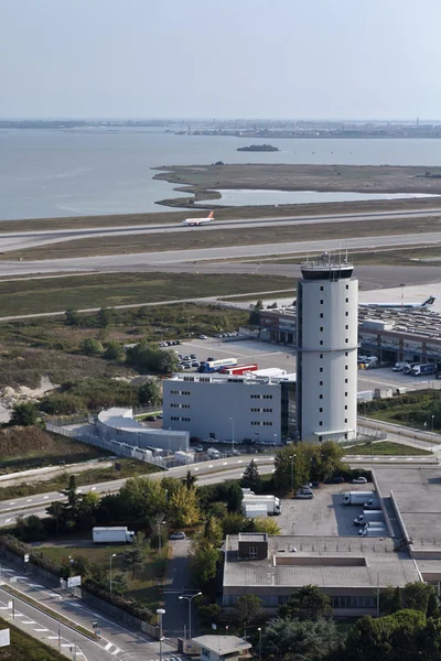 Italia, Venecia; 14 Septiembre 2011, vista aérea de la torre de control de vuelo del aeropuerto - EDITORIAL — Foto de Stock