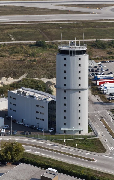 Италия, Венеция; 14 сентября 2011 г., вид с воздуха на диспетчерскую башню аэропорта - EDITORIAL — стоковое фото