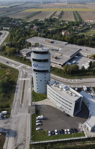 Italië, Venetië; 14 September 2011, luchtfoto van de luchthaven vlucht controle toren - redactie — Stockfoto