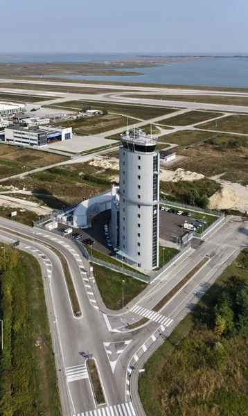 İtalya, Venedik; 14 Eylül 2011, Havaalanı uçuş kontrol kulesi - editoryal havadan görünümü