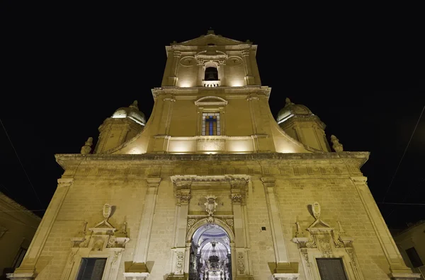 イタリア、シチリア島ヴィットリア (ラグーザ県) 夜バロック様式の聖ヨハネ大聖堂のファサード — ストック写真