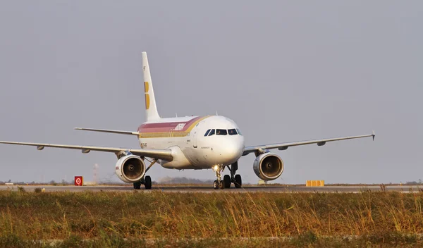 Italië, Venetië, Venetië International Airport; 14 September 2011, vliegtuig op de startbaan klaar voor opstijgen - redactie — Stockfoto