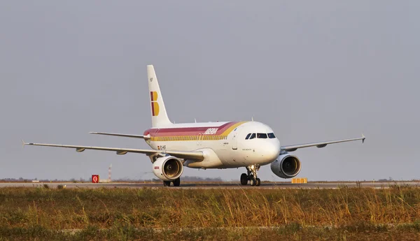 Italië, Venetië, Venetië International Airport; 14 September 2011, vliegtuig op de startbaan klaar voor opstijgen - redactie — Stockfoto